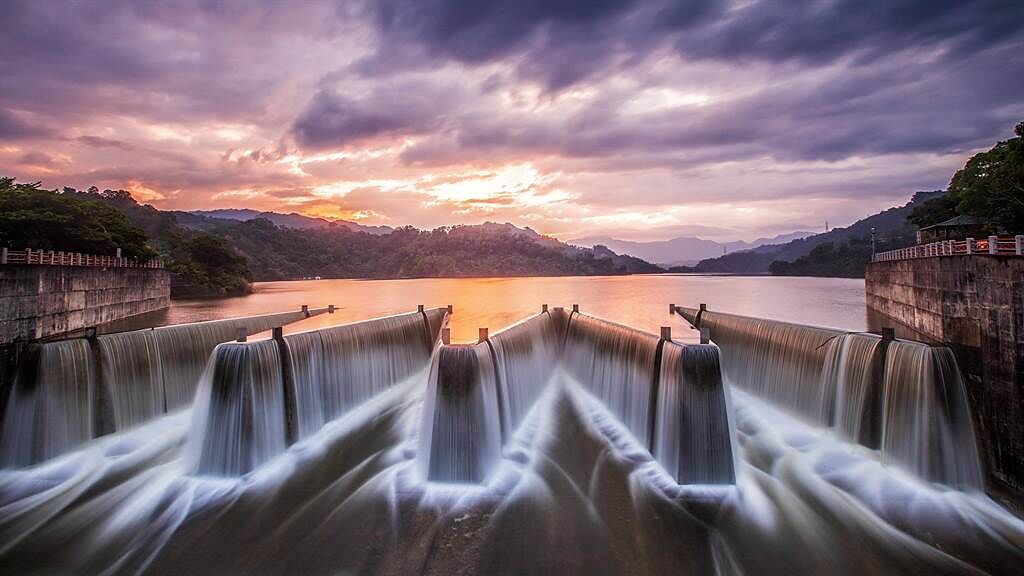 鯉魚潭水庫日出前的自然溢流，攝影愛好者認是北部水庫最美晨景。（羅浚濱攝）