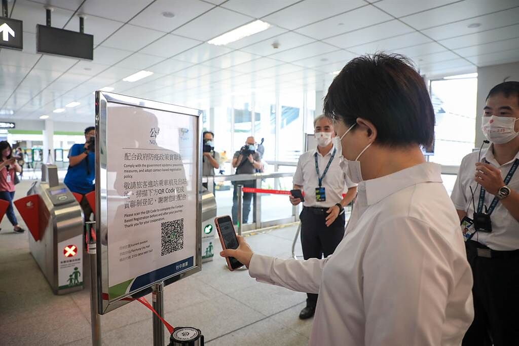 台中市長盧秀燕視察台中捷運防疫措施，以手機掃描實名制QR code。（林欣儀攝）