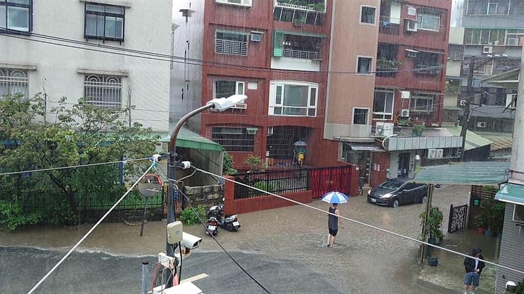 午後大雨狂炸，台北市北投和士林地區淹水。（圖／翻攝自台北之北投幫）