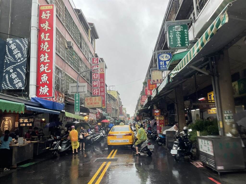 國華街31日周末因持續下雨，中午時以機車顧客外帶較多，內用仍少。（程炳璋攝）