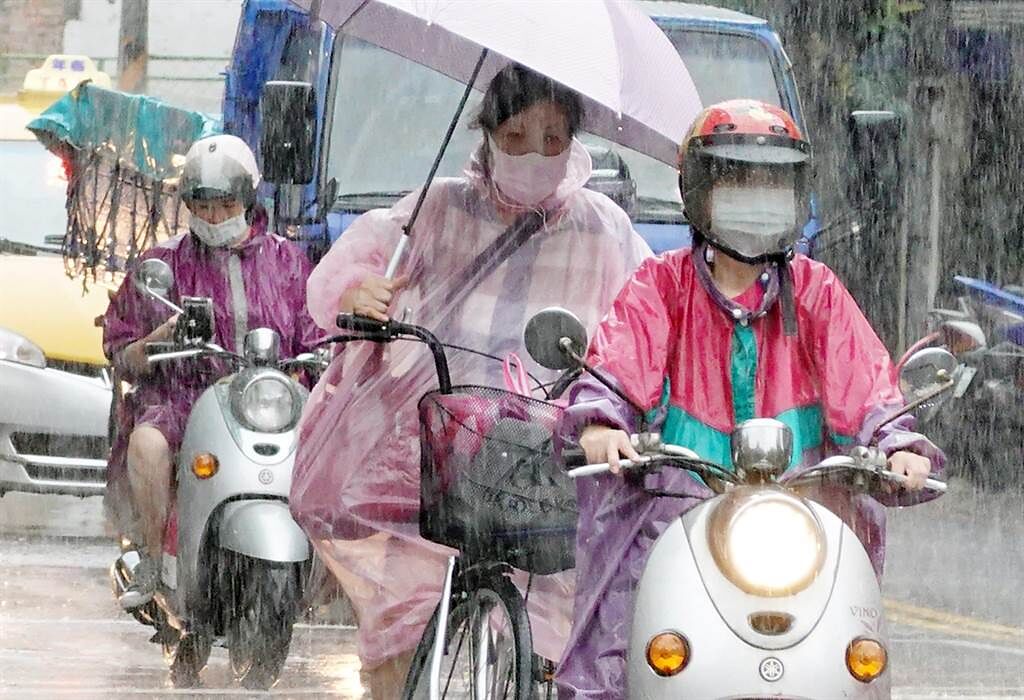 受到西南氣良帶來的豪大雨影響，台南、高雄晚間宣布明天停班停課。(圖／姚志平攝)