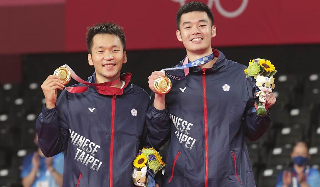 李洋（左）、王齊麟（右）為中華隊摘下隊史首面奧運羽球金牌。（季志翔攝）