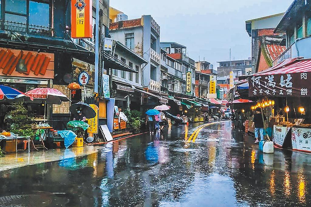 警戒降為2級後首個周末，新竹北埔老街昨天上午10點多下起大雨，澆熄商機遊客稀。（羅浚濱攝）