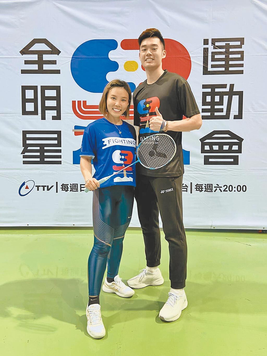 李佳薇（左）之前有幸接受奧運國手王齊麟指導羽球技巧。（星葳娛樂提供）