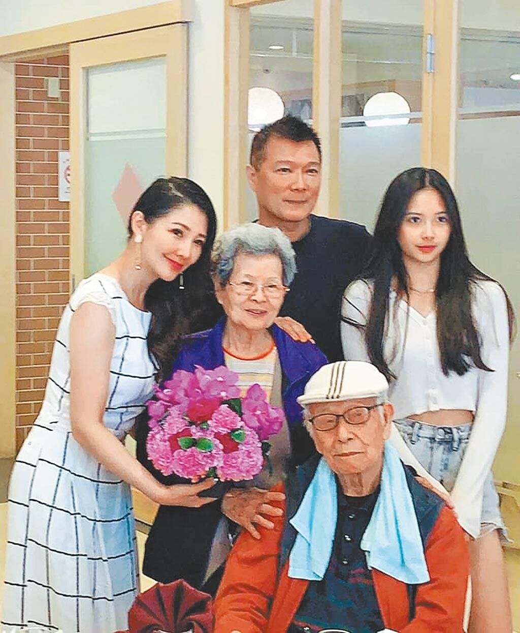 蔡詩萍（後）今年母親節時，與爸媽、太太林書煒（左）及女兒一同聚餐。（摘自臉書）