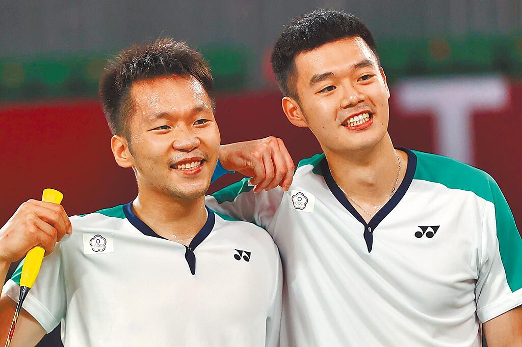 東京奧運羽球男子雙打，中華隊王齊麟（右）與李洋（左）直落二擊敗大陸對手拿下金牌。（季志翔攝）
