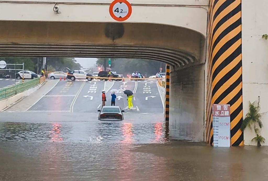 台南市小東路地下道因暴雨積水，民眾開車硬闖，結果受困。（讀者提供／程炳璋台南傳真）