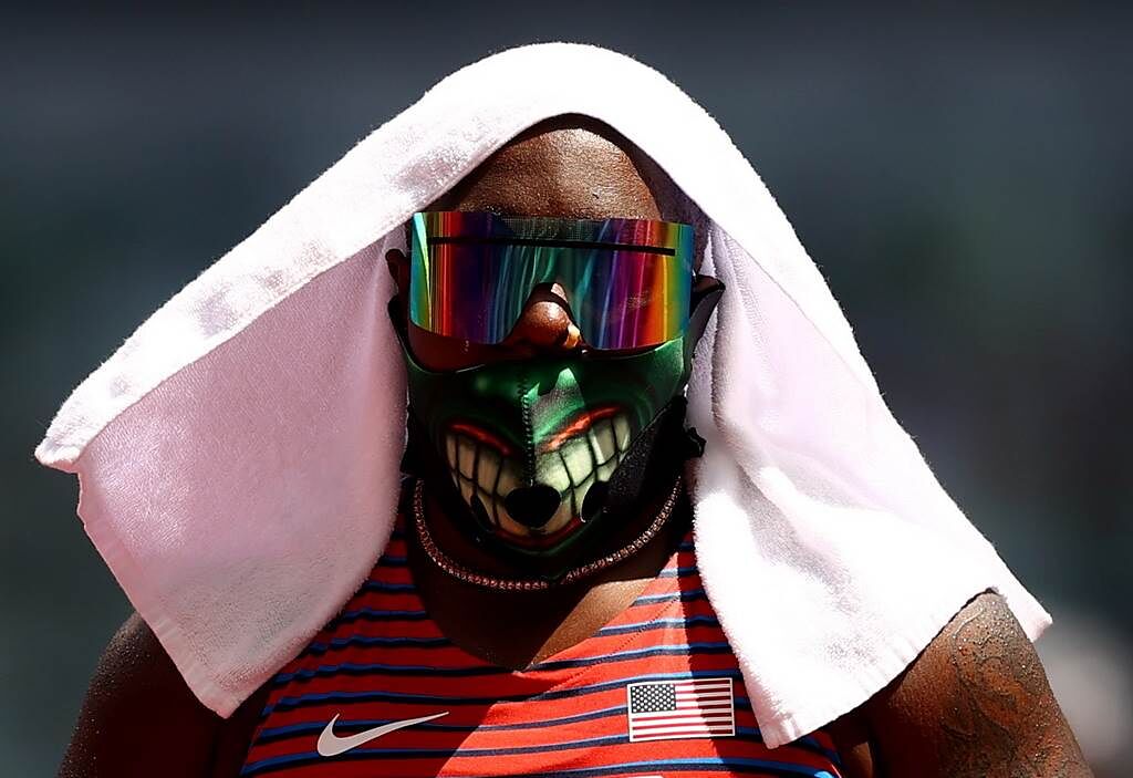 桑德斯今天決賽換戴綠巨人浩克防毒面具。(路透)