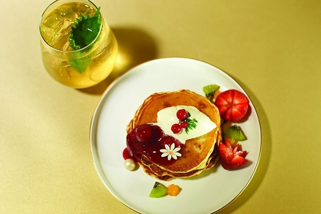 美式煎餅與經典蛋黃酥混搭創意吃法。　圖：台北福華大飯店╱提供