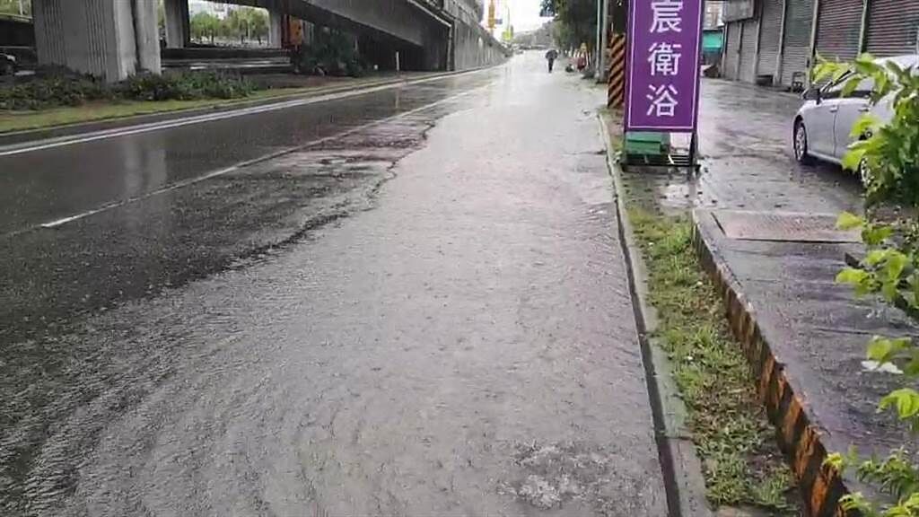 台中市環中路慢車道1日上午發生積水情況。（民眾提供／盧金足台中傳真）
