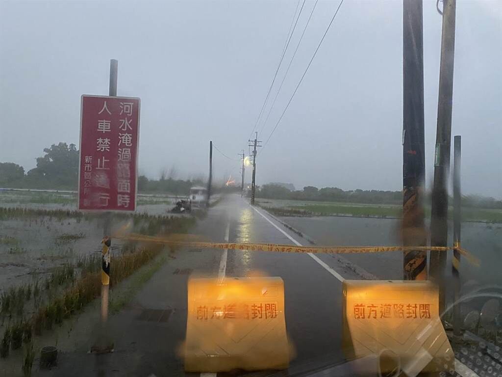 台南市一波波強降雨又急又大，封閉28處路段、19座橋。（工務局提供／曹婷婷台南傳真）
