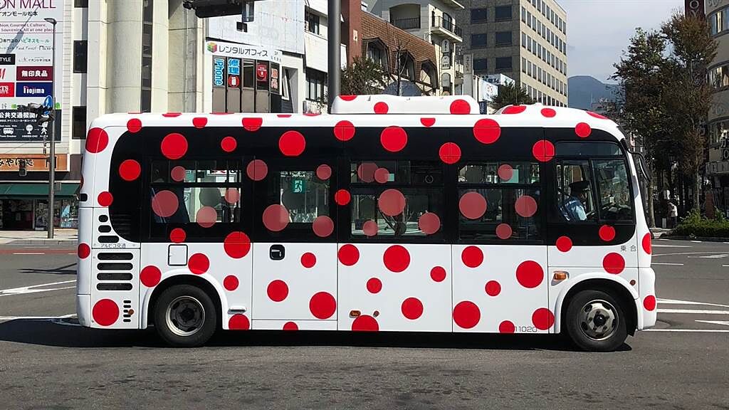 日本藝術大師草間彌生日前為出生地松本市設計特殊的公車造型，沒想到竟遭到網友批評。（圖／twitter@ MEDEL GALLERY SHU）