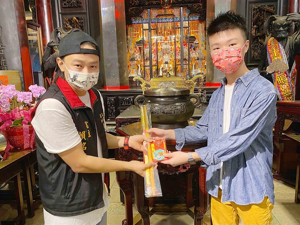 賴銘偉（左）新歌邀15歲天才導演掌鏡。（星光娛樂提供）