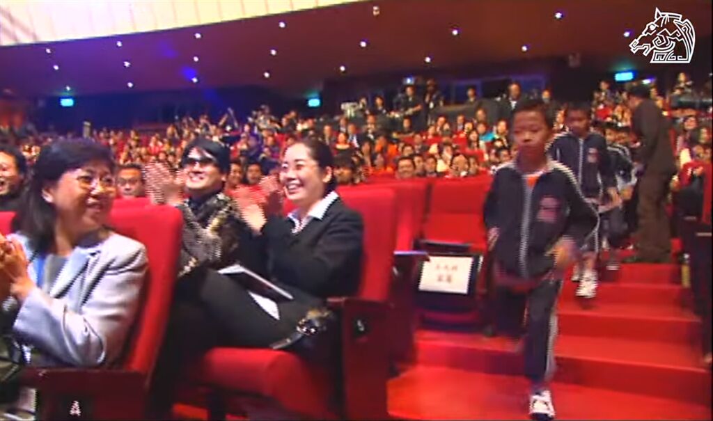 金馬影展官方曝光16年前，李智凱登上金馬獎頒獎台的珍稀片段。(翻攝自TGHFF YouTube)