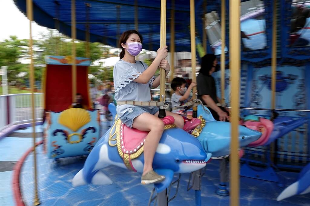 台北市立兒童新樂園1日起有條件開放，睽違兩個多月再現大小朋友的歡笑聲。（黃世麒攝）