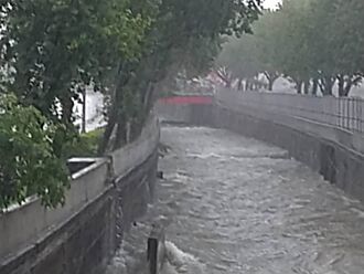 豪雨來襲 台中環中路、公益路口積水 警急封閉慢車道