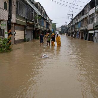 暴雨炸台南 新化區新和庄水淹小腿 居民急撤離