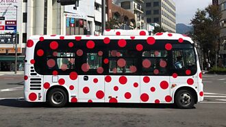 草間彌生設計「詭異紅斑」公車 網友一看狂吐：長水痘 ？