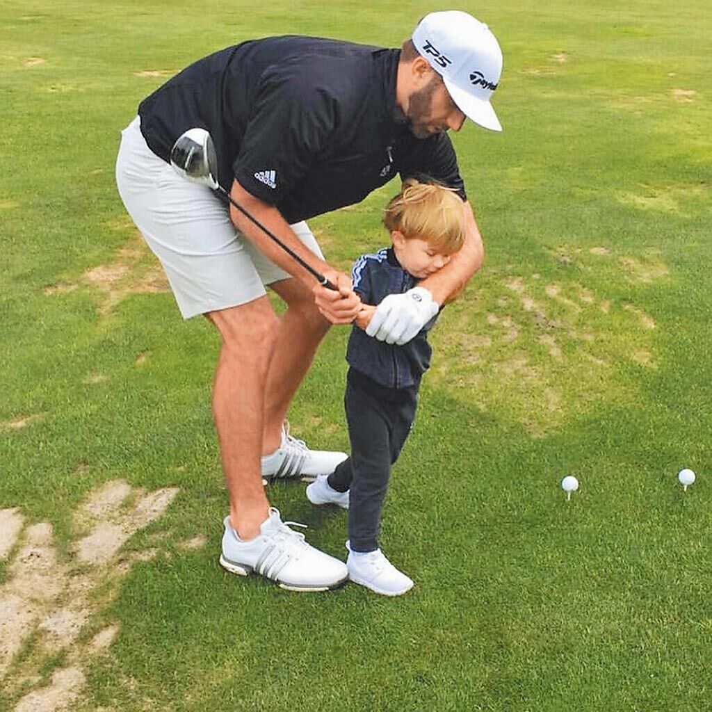 高爾夫選手達斯汀強生指導兒子打球，流露滿滿的父愛。（摘自IG）