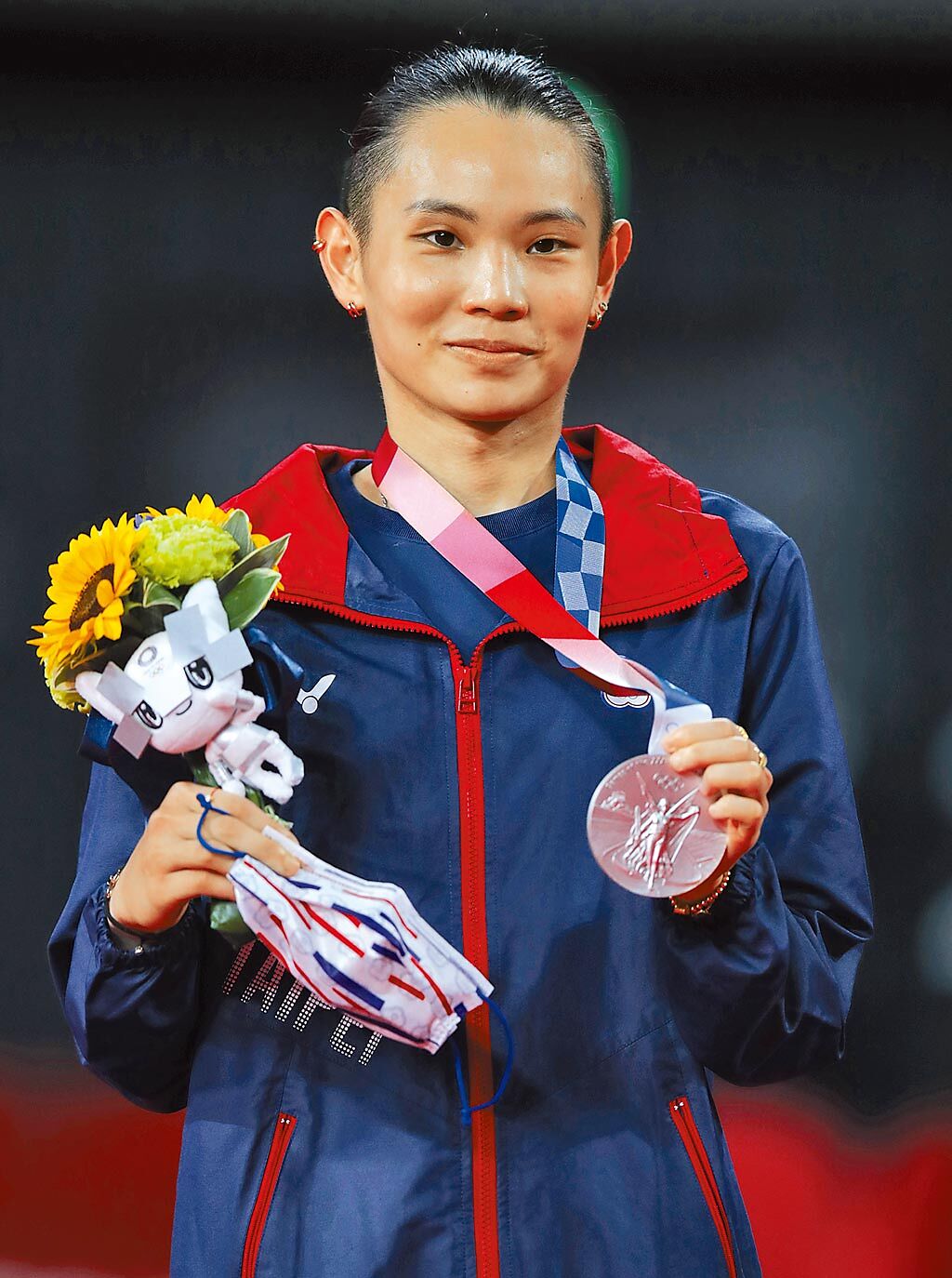 東京奧運羽球女子單打金牌戰，中華隊戴資穎以1比2敗給大陸對手陳雨菲，獲得銀牌。（季志翔攝）