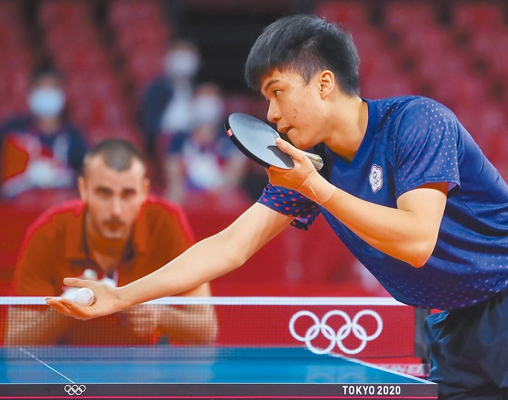 東京奧運桌球團體賽事1日登場，中華隊男團挺過首輪，以直落三擊敗克羅埃西亞晉級8強，林昀儒（右）的第二點單打也輕鬆獲勝。（季志翔攝）
