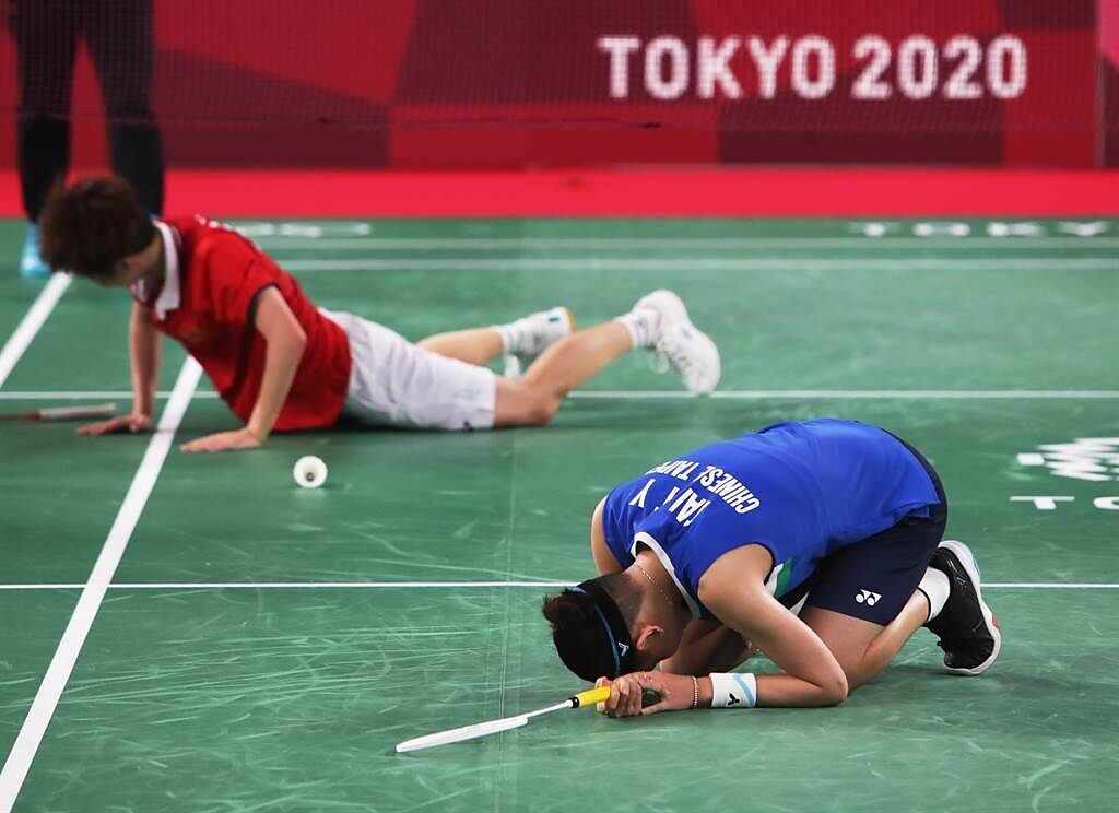 戴資穎（前）東京奧運羽球女單金牌戰飲恨，賽後跪在地上好一陣子。（季志翔攝）
