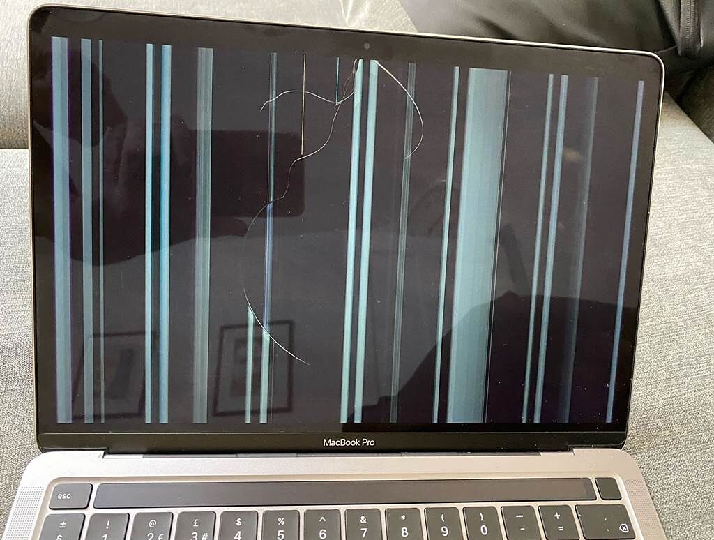 近日有不少M1系列MacBook產品的使用者在網路上抱怨，發現螢幕意外出現裂痕災情。（摘自9to5mac）