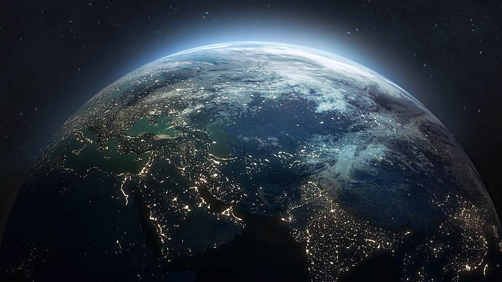 法國太空站粉絲專頁近日在網路上分享台北夜空衛星圖，令網友相當驚艷。圖片為示意圖。（圖／shutterstock）