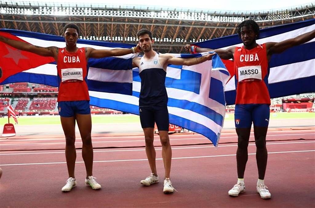 希臘跳遠金牌Miltiadis Tentoglou(中)與銀牌、銅牌古巴選手合影。（路透）