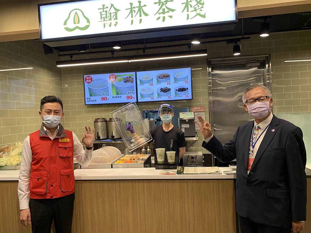 新竹市長林智堅（左）今天在遠東巨城購物中心總經理羅仕清的陪同下，了解購物中心的美食街防疫措施。（陳育賢攝）