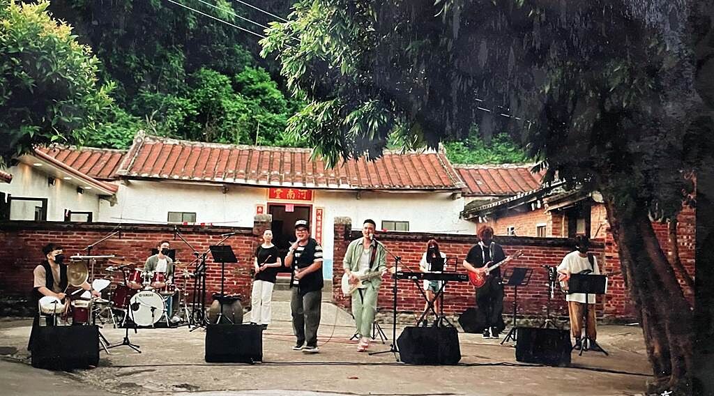 愛客樂上個月在新竹200年歷史的客家老宅舉辦戶外演唱。（好痛音樂提供）