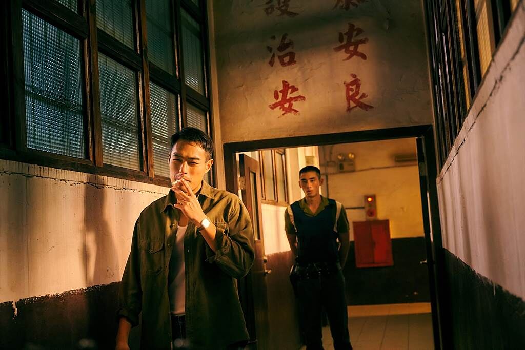 楊祐寧（左）飾演黑白通吃的刑事組警探，右為章廣辰。（Netflix、百聿數碼提供）