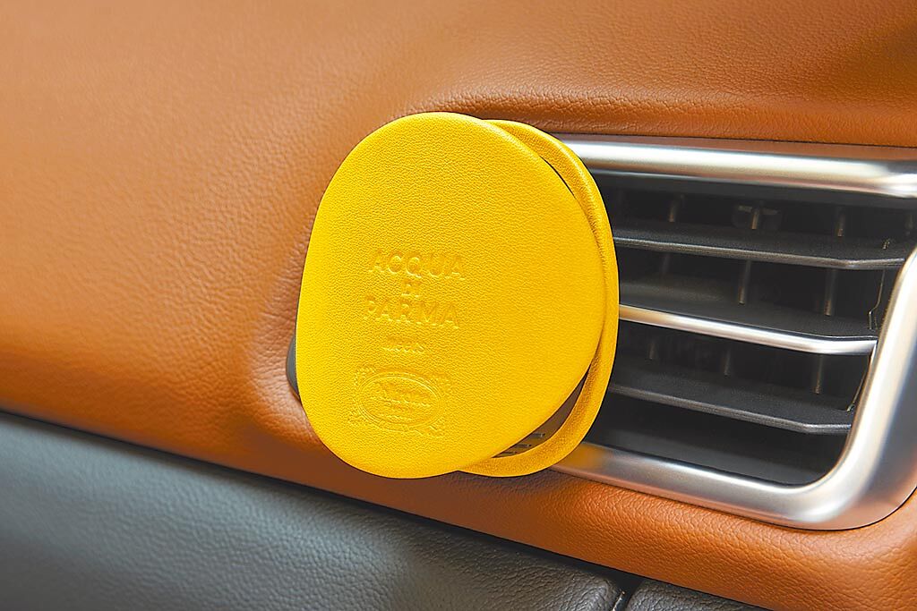 ACQUA DI PARMA和義大利百年頂級家具品牌POLTRONA FRAU聯名推出首款車用擴香，車用擴香皮套4350元，車用擴香香氛膠囊1650元。（ACQUA DI PARMA提供）