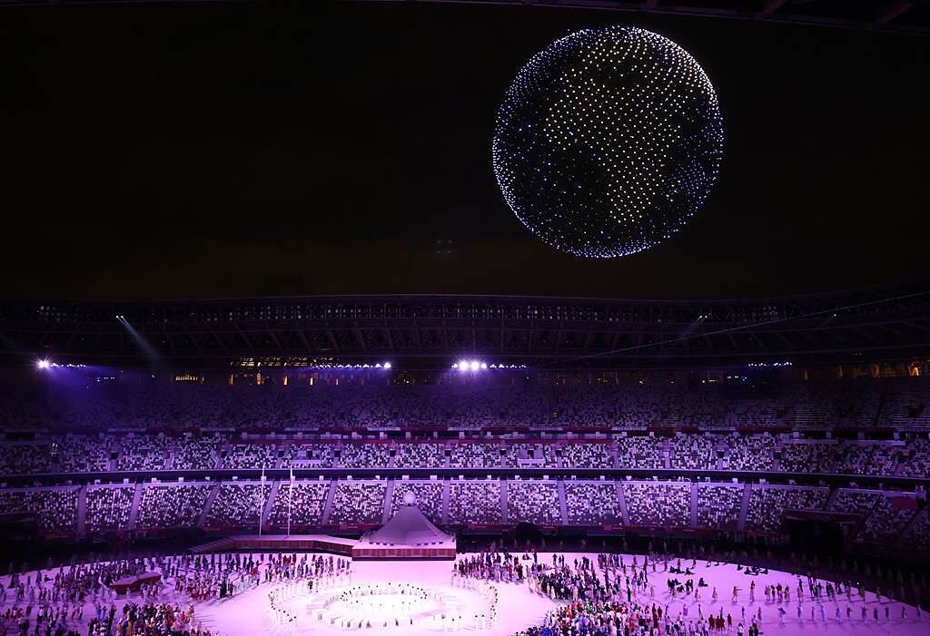 東京奧運開幕式上，由無人機群排成地球的模樣，強調奧運全球團結一致的精神。（圖／路透社）