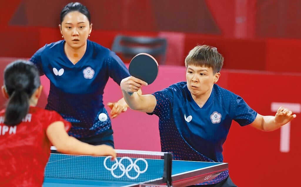 奧運桌球女子團體賽，中華隊不敵日本以0比3輸球，首輪雙打的陳思羽（右）與鄭先知（左）就不敵日本而敗陣。（季志翔攝）