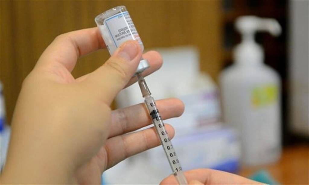 專家強調，疫苗副作用程度與免疫系統強弱或年紀沒有直接關係。(圖片來源 / 台北慈濟醫院提供）