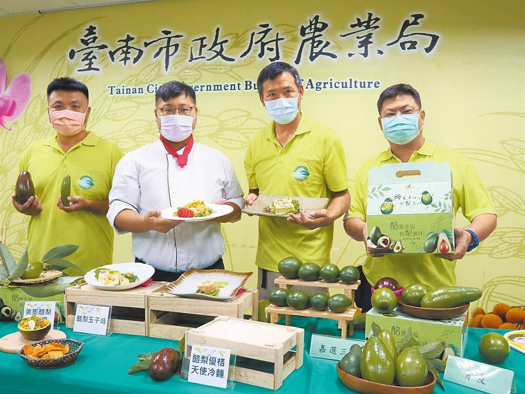 台南市政府農業局2日邀請大內區種酪梨的青農，分享時令品種及創意料理方法。（張毓翎攝）