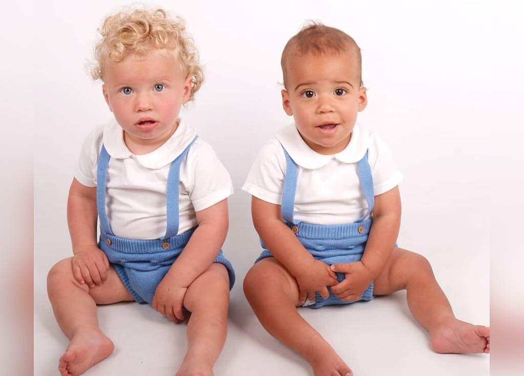 英國一名3寶媽一年半前生下一對「雙色」雙胞胎，讓身旁親友嘖嘖稱奇。（圖片翻攝自IG/@cruzkyroandtwins）