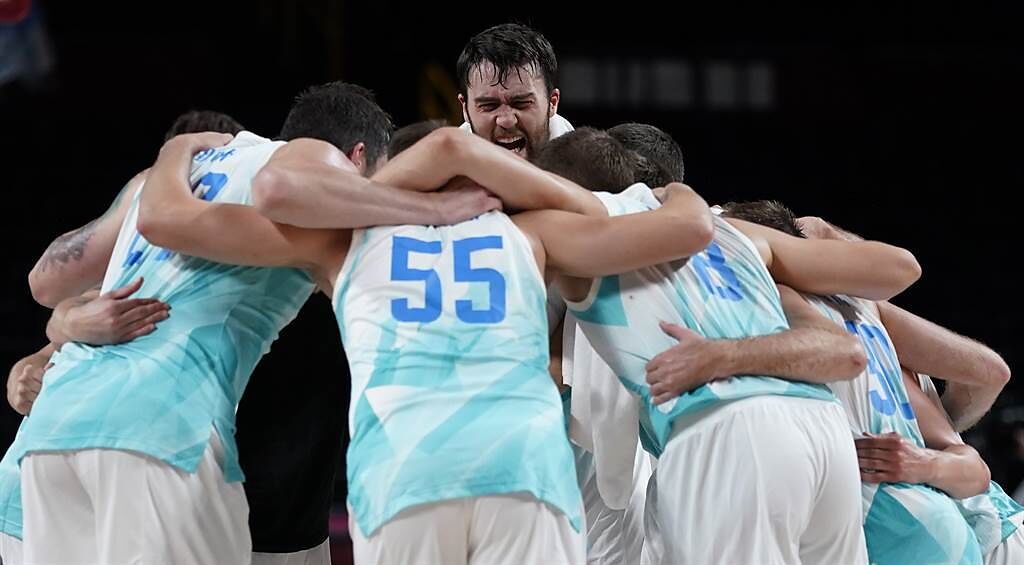 斯洛維尼亞男籃首次進軍奧運就闖進4強，8強賽後球員聚在場上開心慶祝。（美聯社）