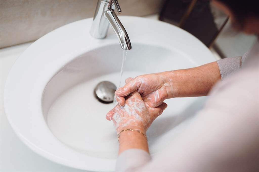 漂白水究竟能否拿來洗手，指考化學題目與指揮中心答案不同，陳時中回應了。（圖／Shutterstock）