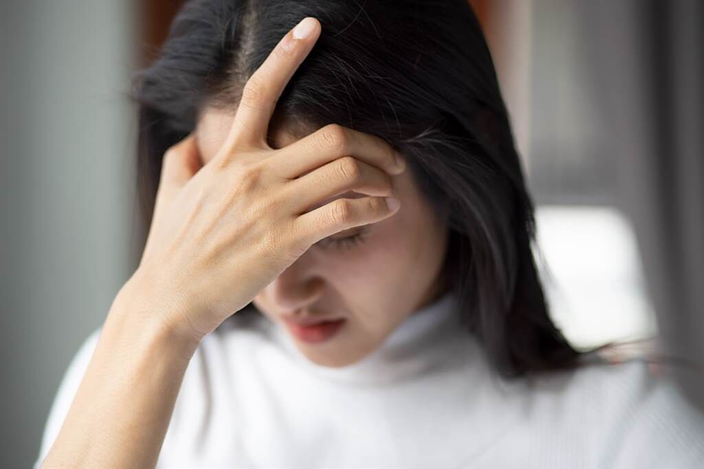 一般頭痛只是單純頭痛，但新冠頭痛通常會同時有發燒、鼻塞、流鼻水、喉嚨痛及流鼻水5種症狀，李龍騰提醒民眾要提高警覺。（圖／示意圖，達志影像）