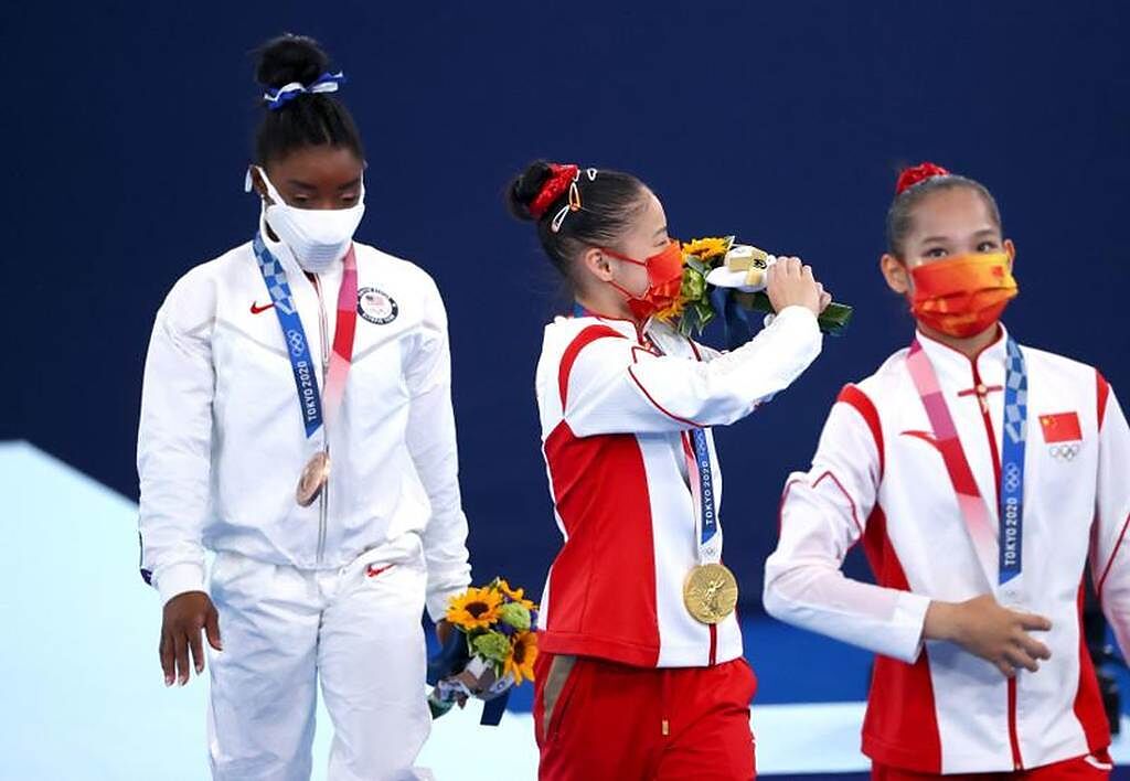 美國體操女將拜爾斯(左)在平衡木獲得銅牌，結束奧運之旅。（路透）