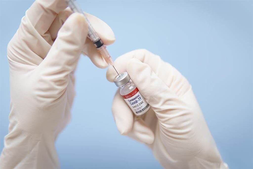 奇美重症加護醫師陳志金指出，高端疫苗屬「預充填針劑」，因此沒有殘劑問題。（示意圖／達志影像）