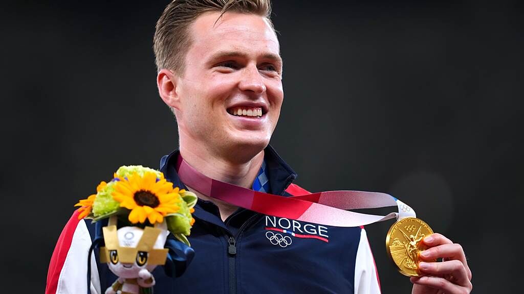 挪威跨欄選手卡斯滕沃爾霍姆（Karsten Warholm）在400公尺跨欄項目中贏得金牌，開心受獎。（圖／路透社）