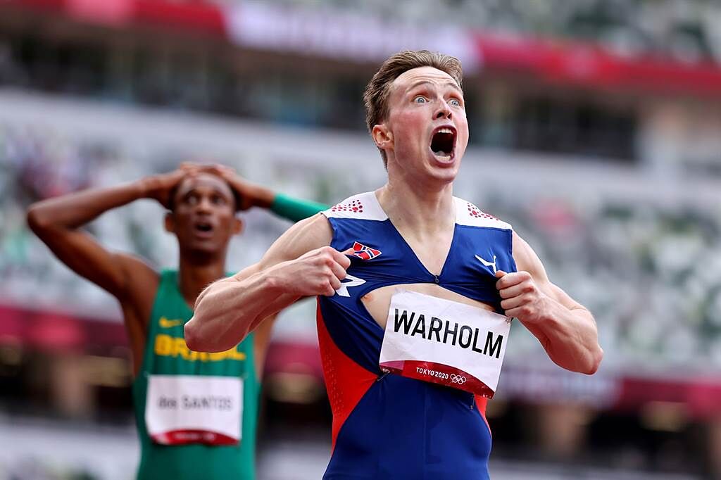 挪威跨欄選手卡斯滕沃爾霍姆（Karsten Warholm）在400公尺跨欄項目中贏得金牌，又突破自己的紀錄，興奮到撕開自己的上衣。（圖／路透社）
