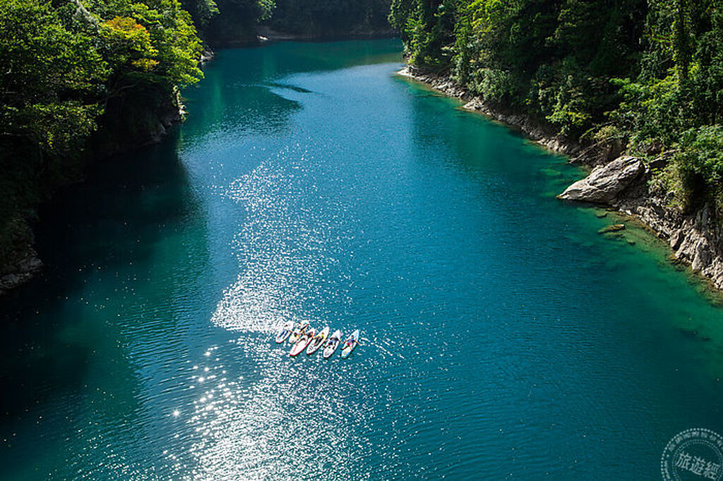 在透明澄淨的宮川上漂流，徜徉在藍天水色之中（圖片提供_ Verde大台Tourism）
