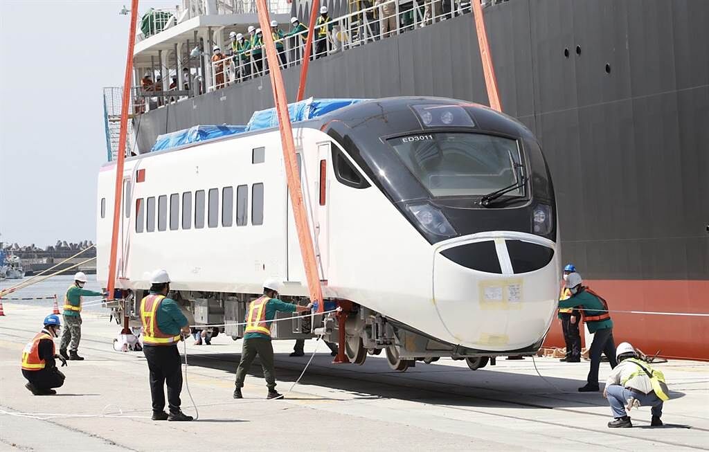 EMU3000新自強號首列車於7月底抵台，台鐵將招募20名車勤服務員。（台鐵提供／陳祐誠傳真）