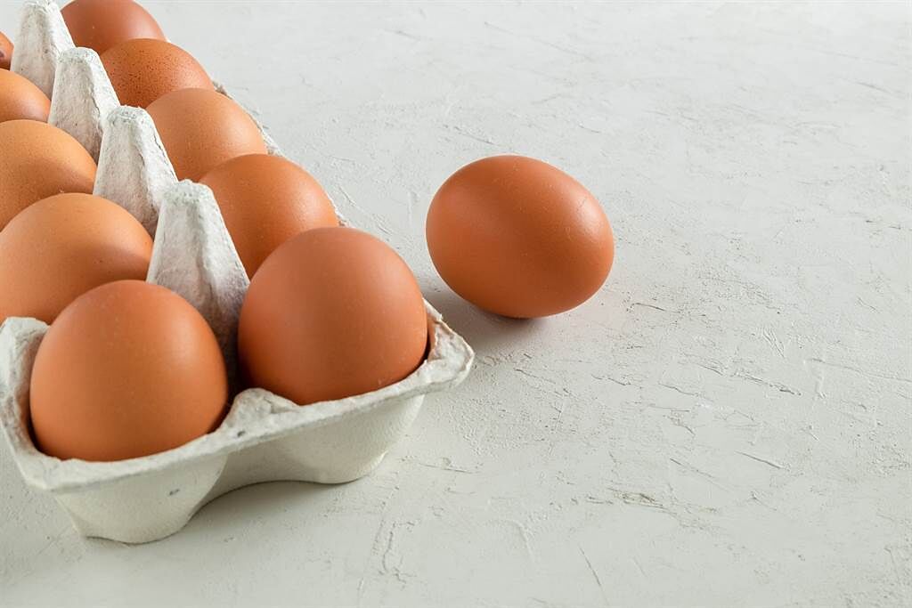 不少人買雞蛋回家後，都會放置於冰箱門的蛋架上，但其實這樣會影響雞蛋的新鮮度。（圖／示意圖，達志影像）