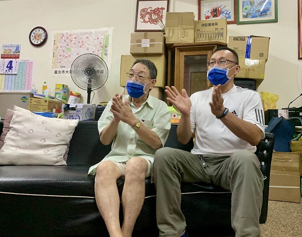 台灣拳擊女將黃筱雯爸爸（右）、爺爺（左）隔空為她打氣。（黃婉婷攝）