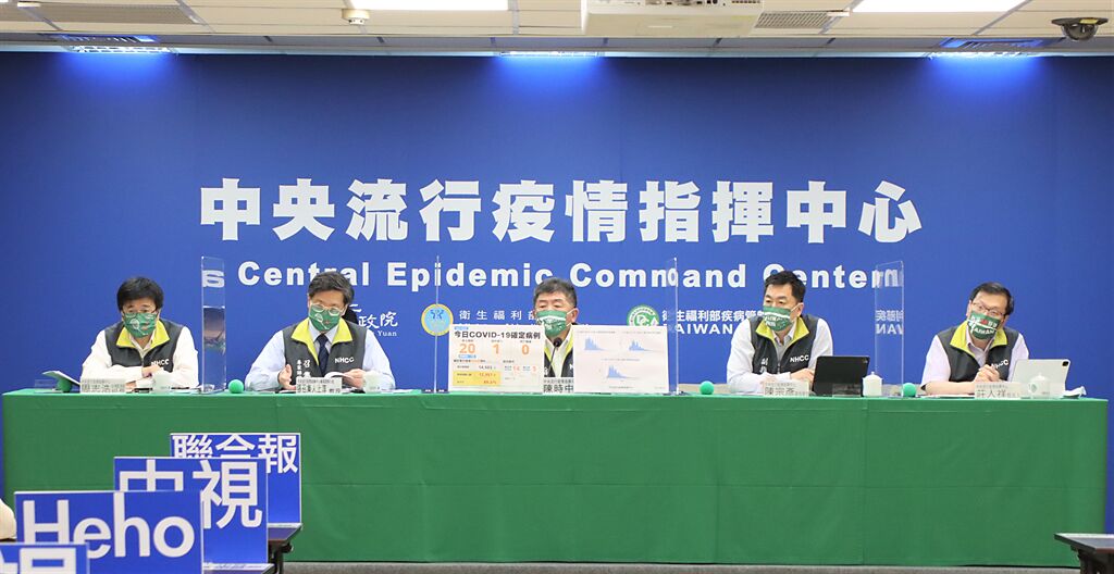 指揮中心六人今天同時戴上「Taiwan硬啦」系列口罩，相當吸睛，畫面曝光讓不少網友狂喊想要。(圖/指揮中心提供)